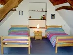 Chambre d'enfant à l'étage avec lits jumeaux et rangements