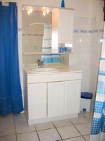 Salle de bain du rez-de-chaussée avec douche et lavabo