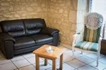 Espace salon avec canapé confortable et télévision