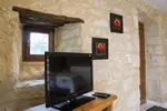 Détail du meuble TV et équipement multimédia du salon