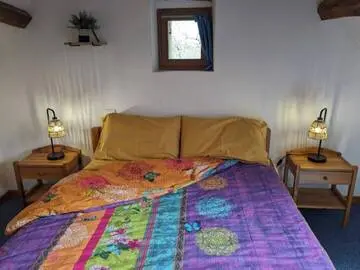 Chambre double à l'étage lumineuse sous les toits