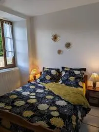 Chambre double du rez-de-chaussée avec décoration soignée