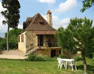 Façade en pierre et extérieur du gîte Le Plaisant en Dordogne