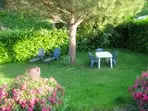 Grand jardin clos arboré avec salon de jardin