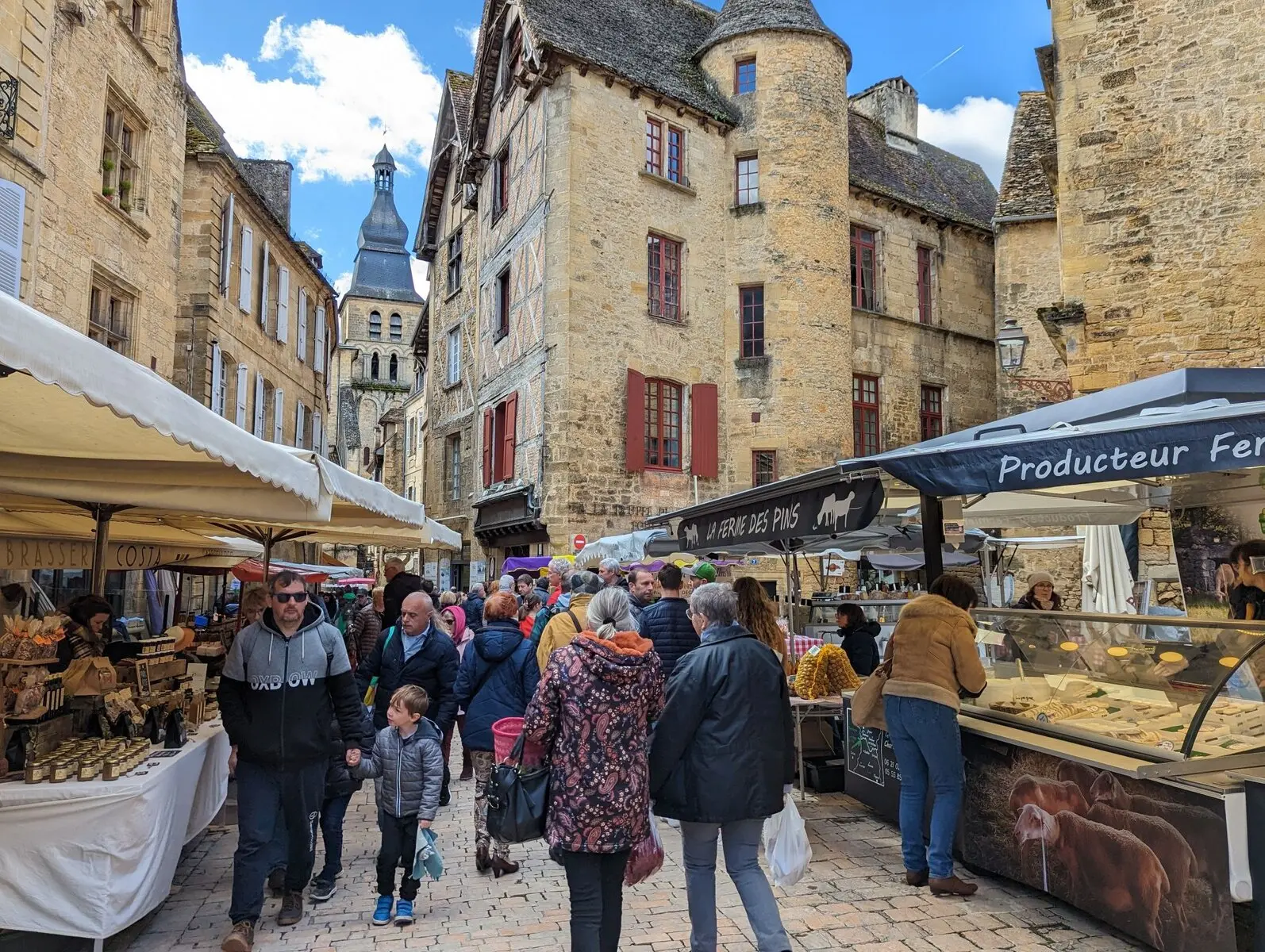 Sarlat et son marché, excursion depuis nos gîtes